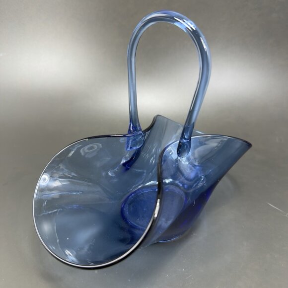 1980s Vintage Art Glass Blue Basket Dish Bowl Trinket Holder Delicate Handle VTG - Picture 4 of 12